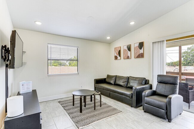 Building Photo - 3022 W Frierson Ave