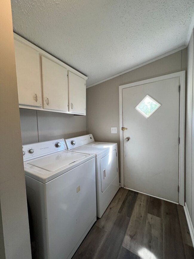 Building Photo - 253 Chicken Ln