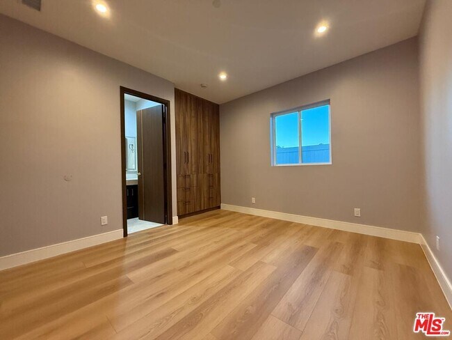 Building Photo - 6530 Varna Ave