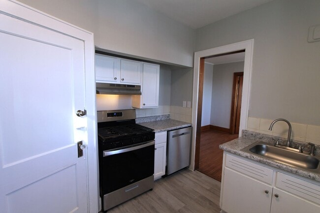 Building Photo - Spacious 3 bedroom 1.5 bathroom home with ...