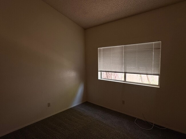 Building Photo - 3708 N Country Club Rd