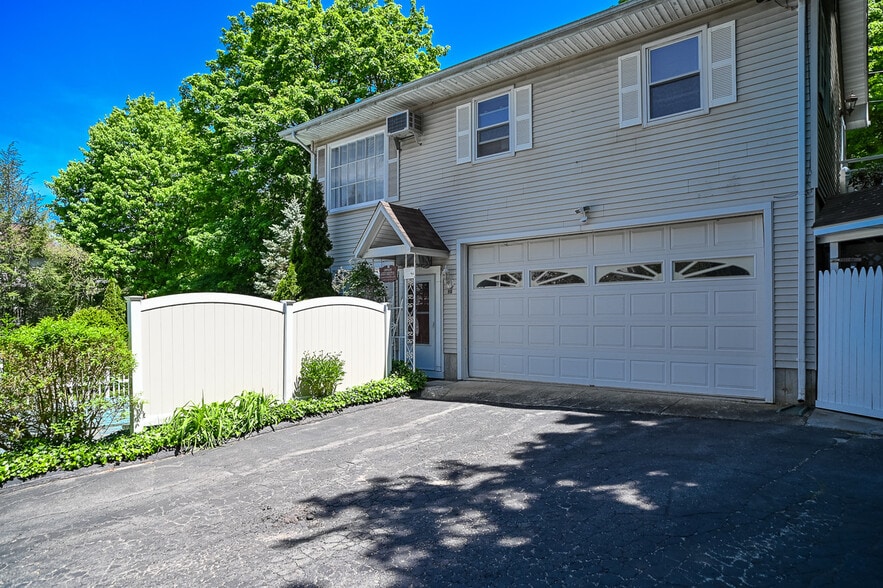 Primary Photo - 3 Linden Pl