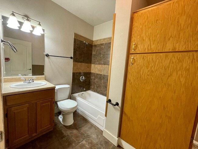 Building Photo - AVAILABLE NOW! Move-In Special! Half Off F...
