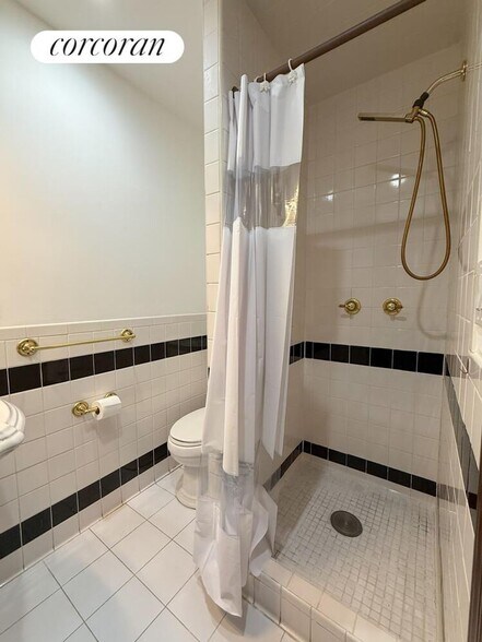 Building Photo - 152 6th Ave