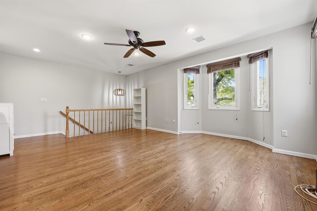 Building Photo - 215 St Michaels Walk