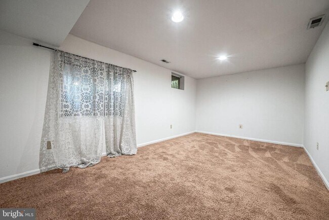 Building Photo - 616 Lions Gate Ln