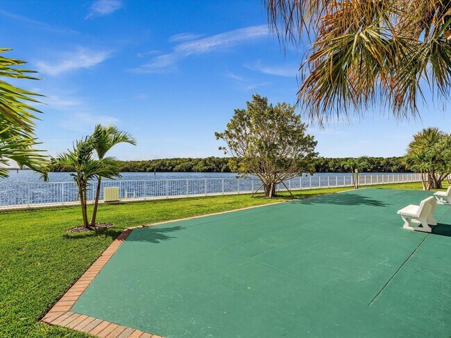 Building Photo - 500 Bayview Dr