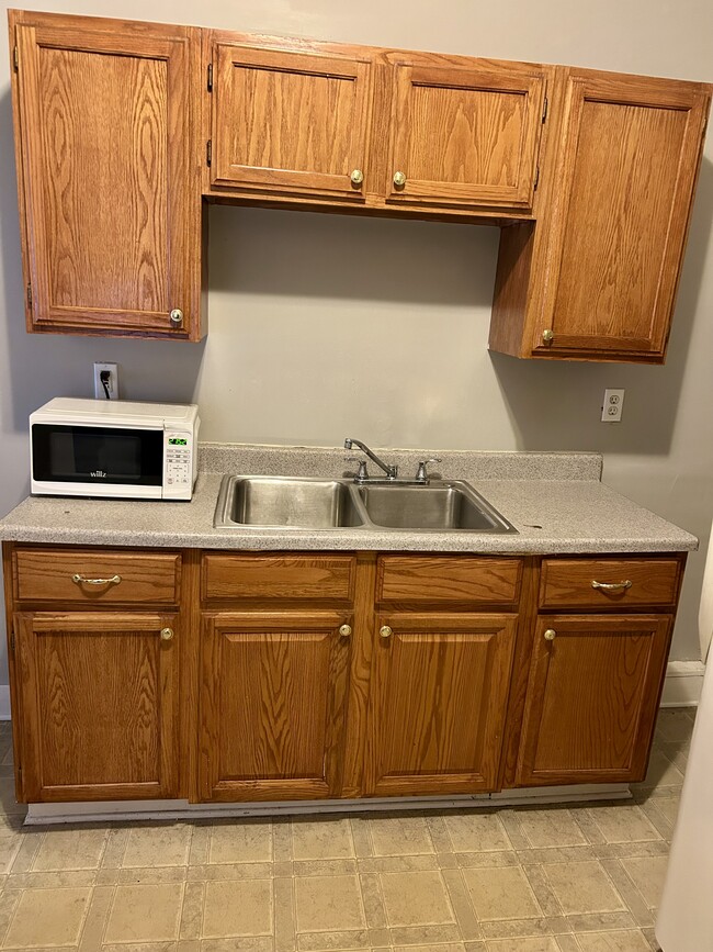 Building Photo - 123 E Burnett Ave