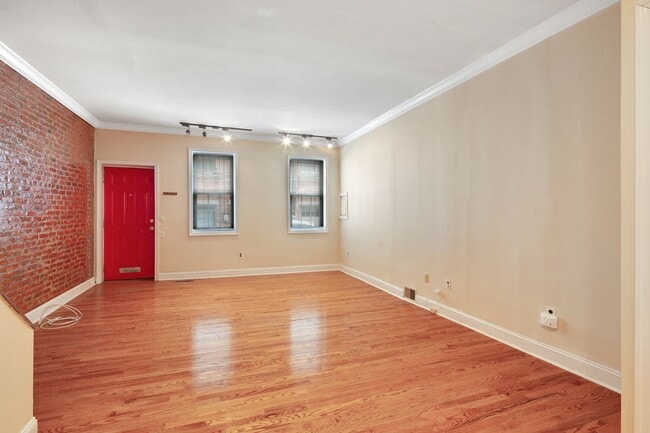 Building Photo - Three Bedroom Graduate Hospital Home with Roof Deck!