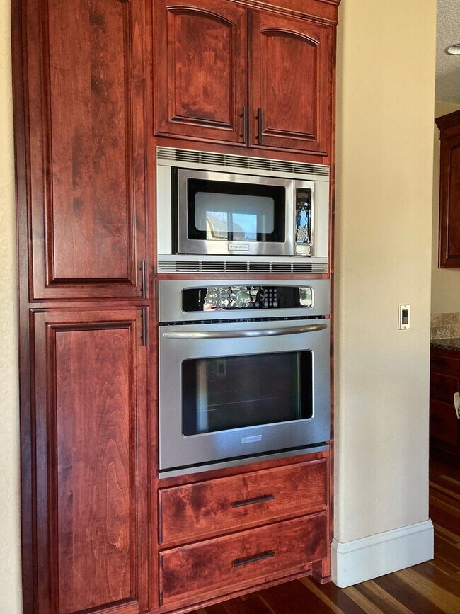 Building Photo - West Meadows Estate 2-Story Home in Salem