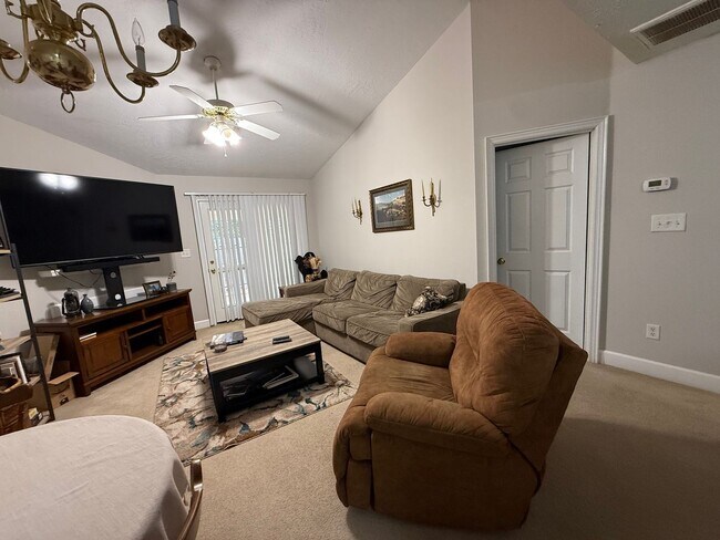 Building Photo - Great 2 Bedroom 2 Bath Townhouse with Garage