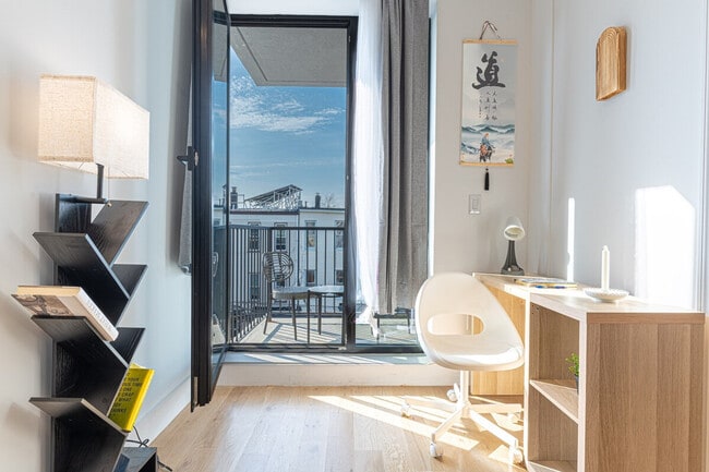 Building Photo - 242 Schaefer St