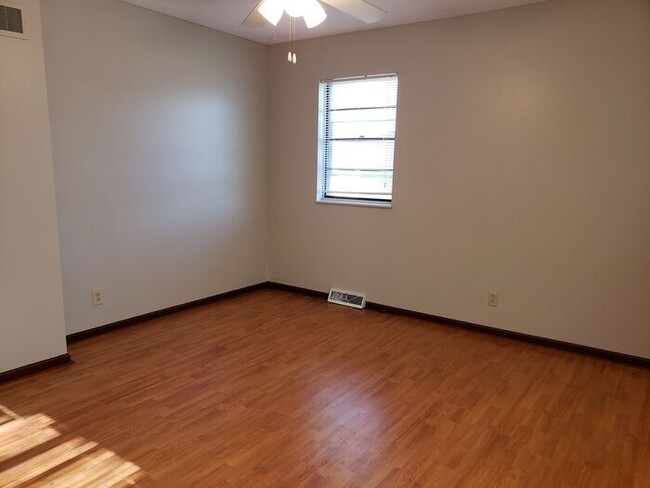 Building Photo - Spacious Olathe Home-Available in MARCH!!