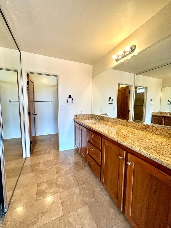 Building Photo - Stunning 3 Bed/3.5 Bath with Panoramic Views!