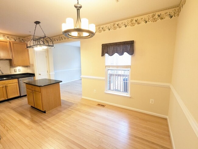 Building Photo - Townhome in *OAKDALE school district* ready for you now!