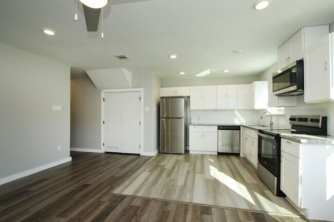 Building Photo - For Lease-Housing Vouchers Accepted | 3 Bed, 2 Bath | 1,150 Sq Ft | Warwick Place |