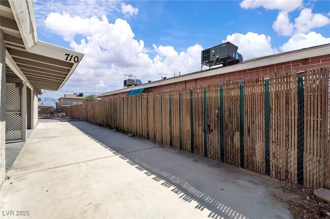 Building Photo - 710 N 10th St