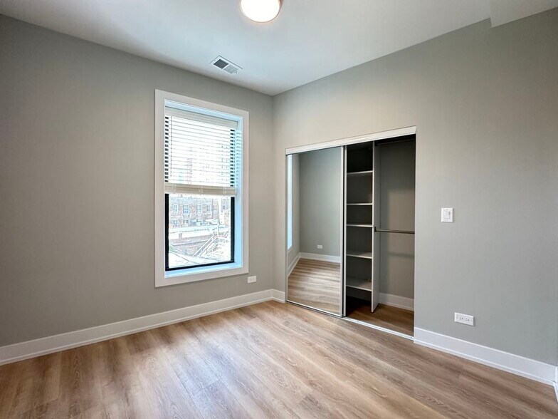 Building Photo - 435 W Belden Ave