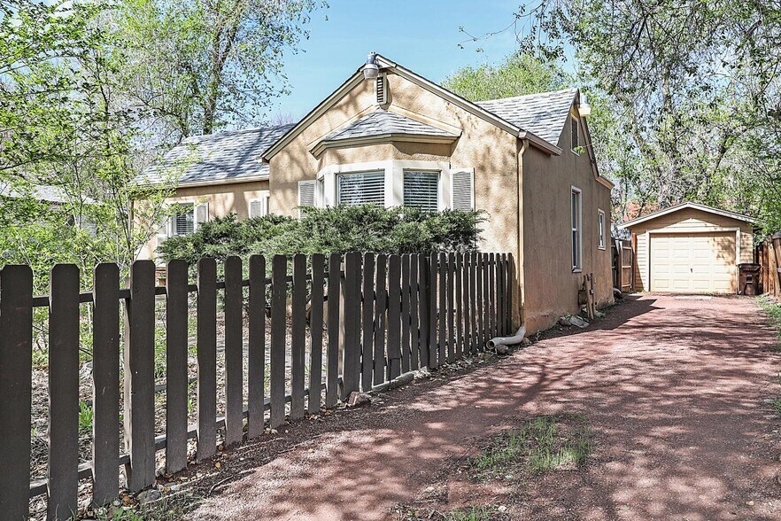 Building Photo - Well-Maintained Cottage with Private Yard ...