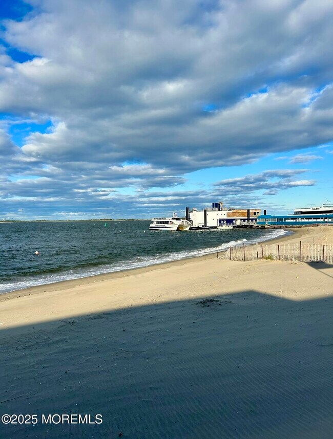 Building Photo - 330 Shore Dr