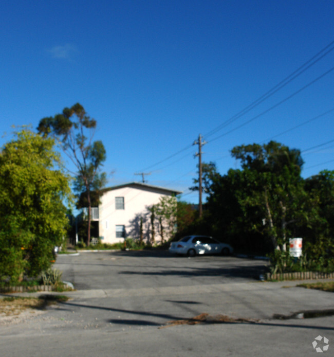 Building Photo - Hollywood Little Ranches