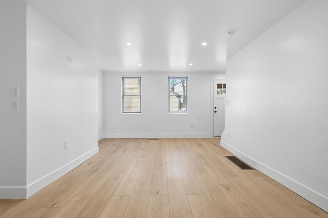 Building Photo - Brand New 3 bed, 2 bath Remodel located in the South Side Flats