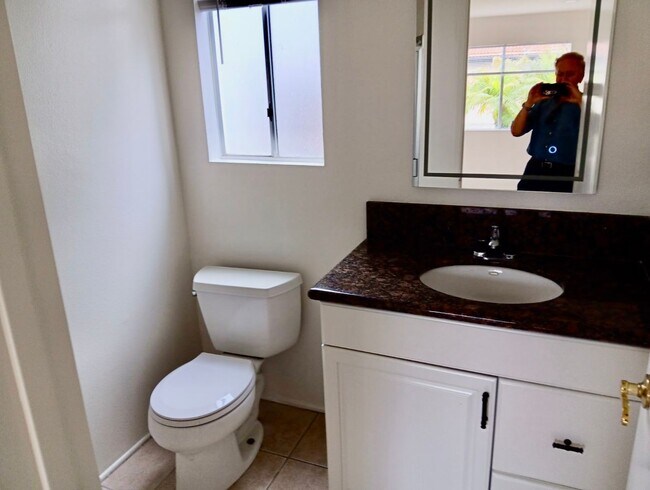 Building Photo - 2 bed 2 bath ocean view Stand alone bungalow by the beach