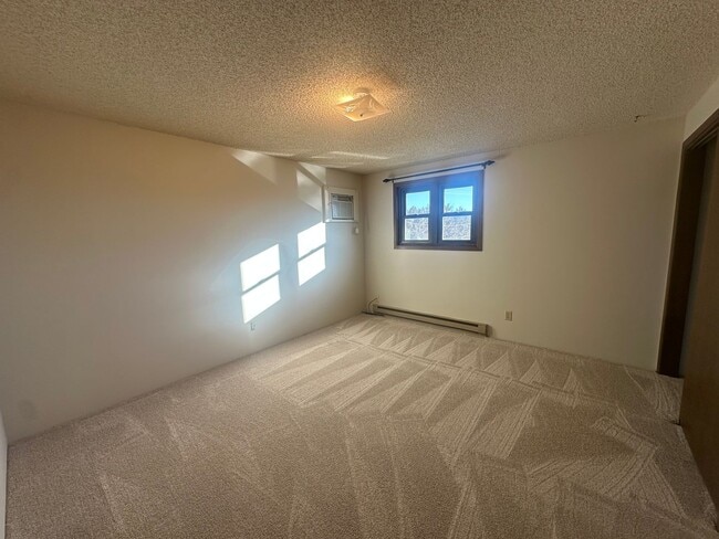 Building Photo - Two Bedroom, One and half bath townhome cl...