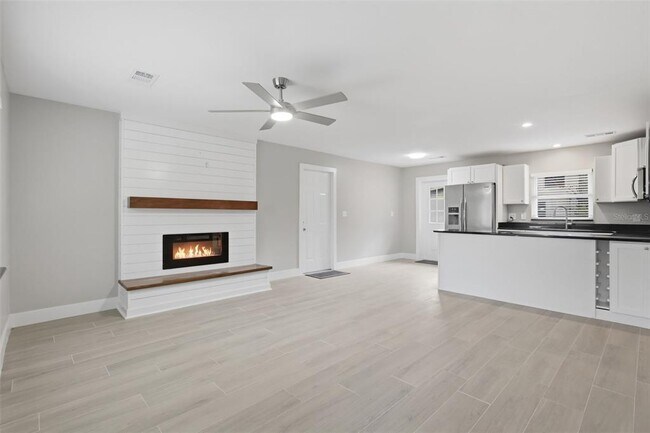 Building Photo - 550 E Minnesota Ave