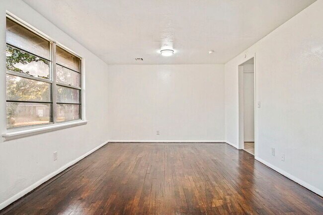 Building Photo - 1041 Hickory Ln