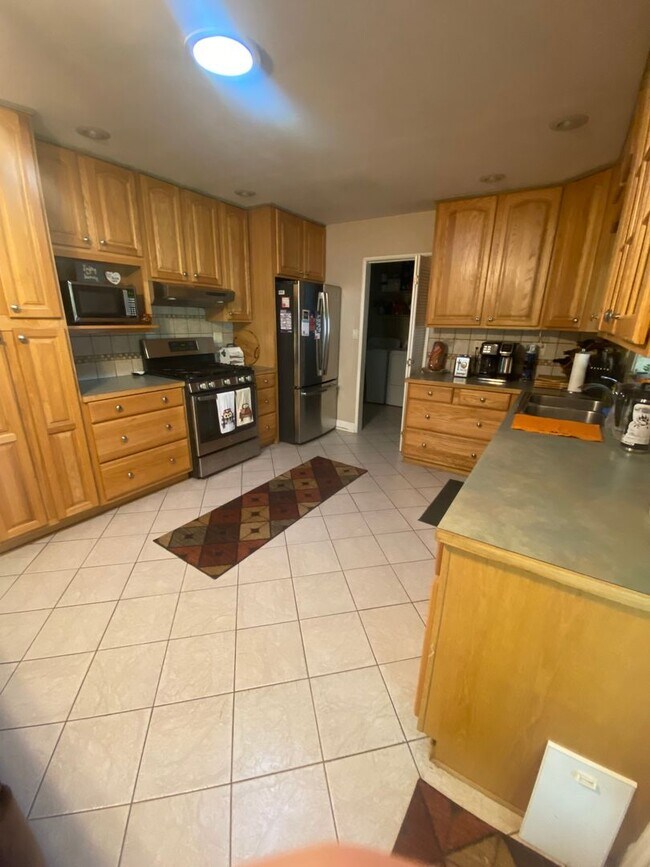 Building Photo - Charming 3 Bed, 1.5 Bath Home in Central F...