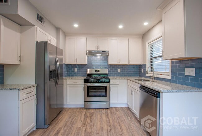 Building Photo - 886 St Charles Ave NE