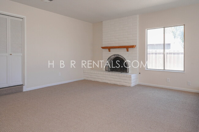 Building Photo - Spacious Family Retreat in Manteca, Ready ...