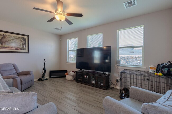 Building Photo - 305 Del Palmar