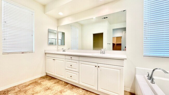 Building Photo - Beautiful, Stand Alone Condo in Resort-lik...