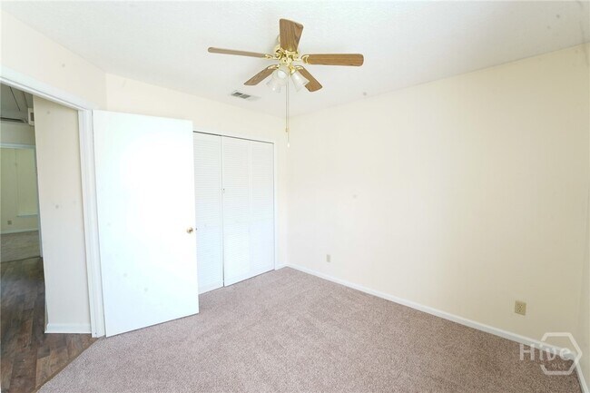 Building Photo - 102 Whippoorwill Ln E