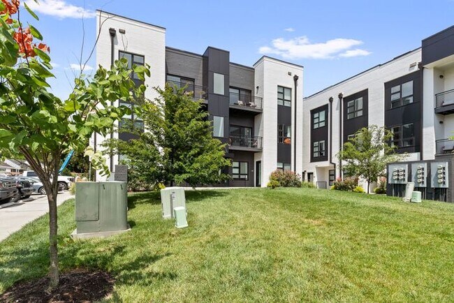Building Photo - Chic Studio in the Heart of WEHO – Water &...
