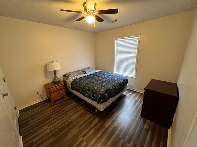 Building Photo - 129 Bennington Ln