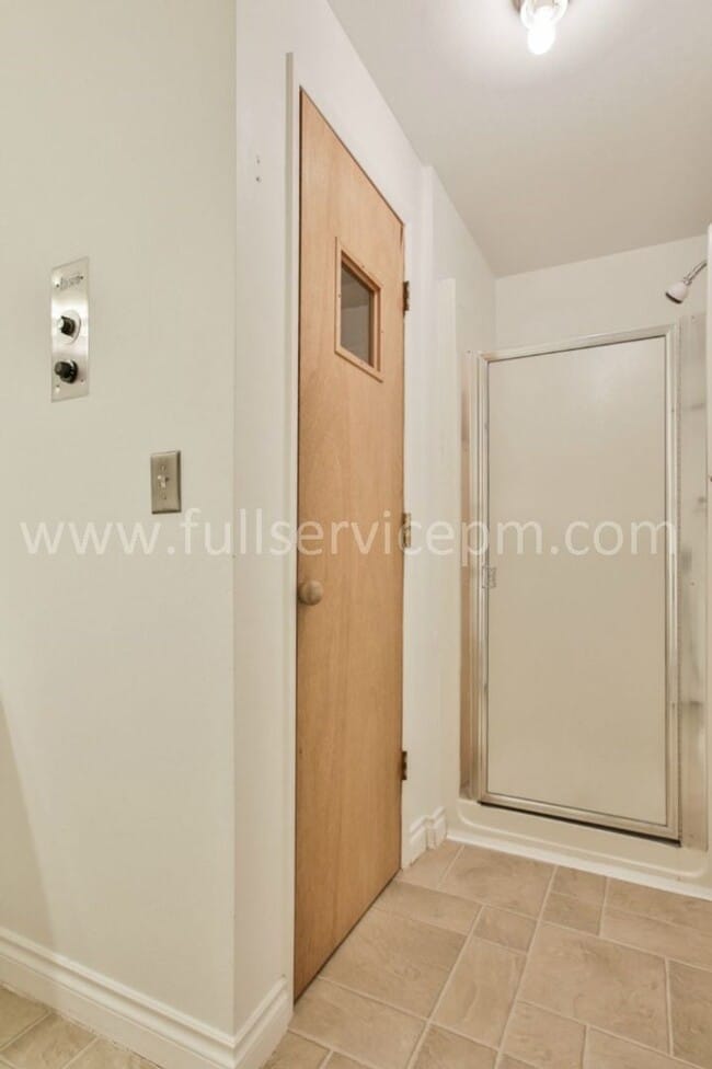 Building Photo - Large condo w/ sauna