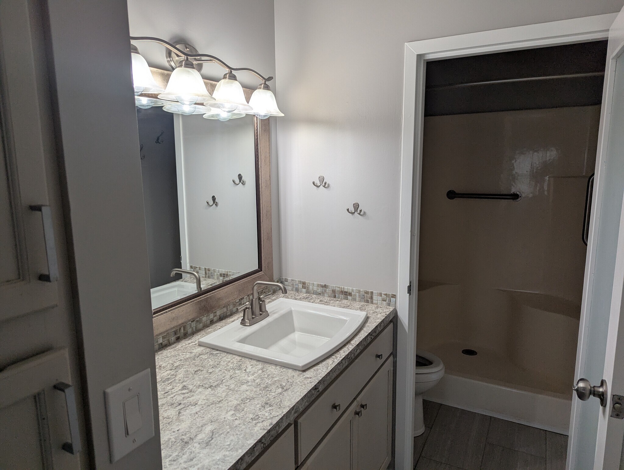 Main en suite - 200 Sanders Ferry Rd