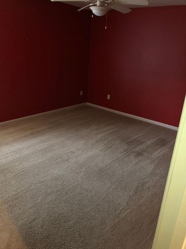 Building Photo - 3 Bedroom, 2 bathroom 1600 square foot single family home