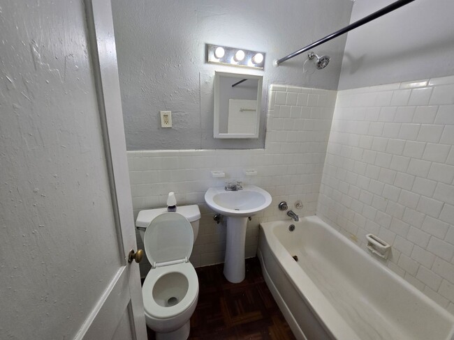 Building Photo - 1 bedroom 1 bath duplex in Navy Point!