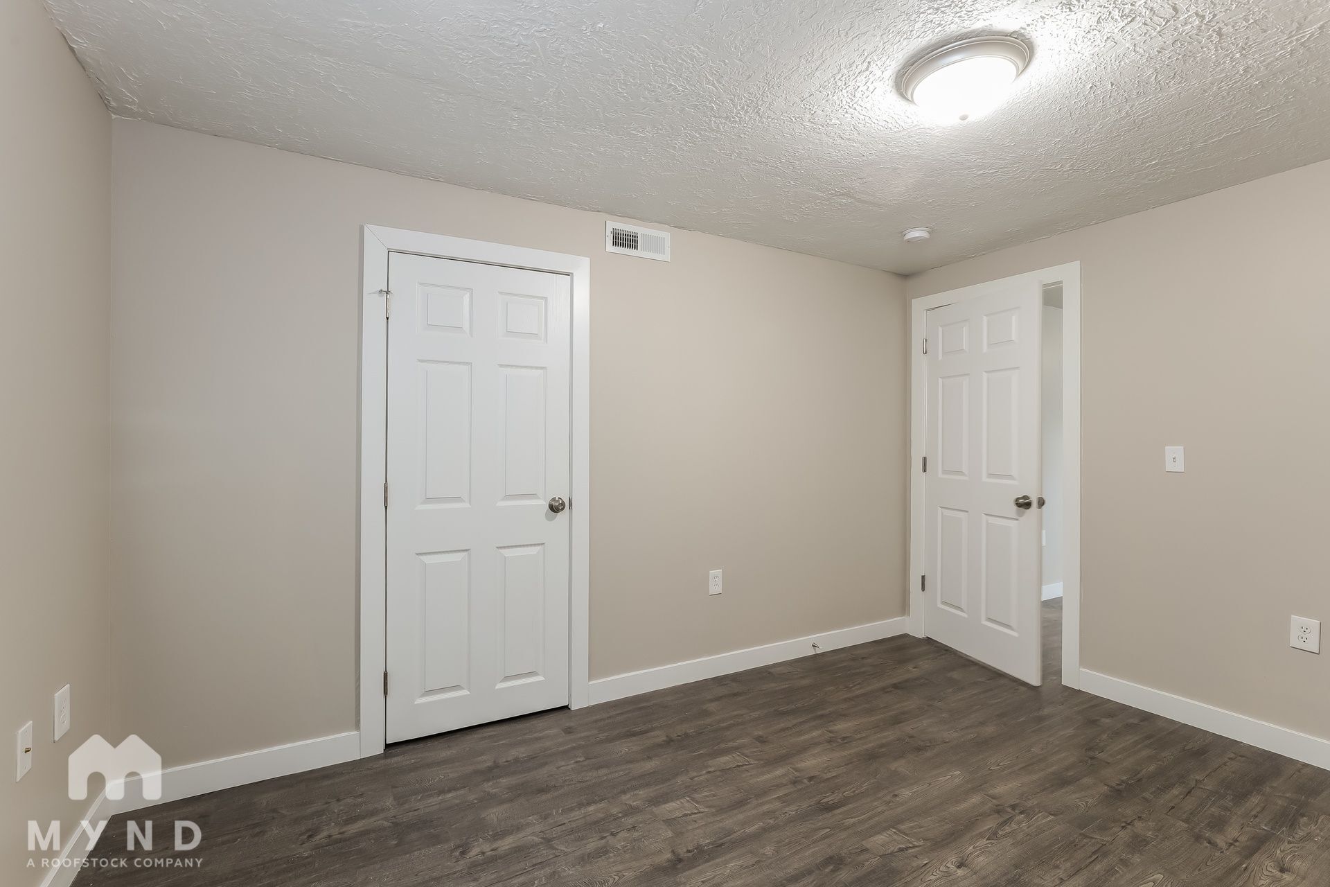 Building Photo - 4943 S Farah Dr