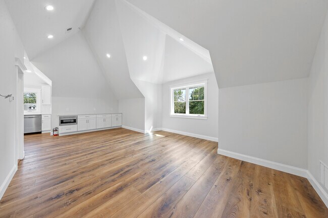 Building Photo - 389 Spring Ave