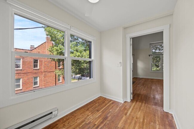 Building Photo - 1383 Eastview Ave