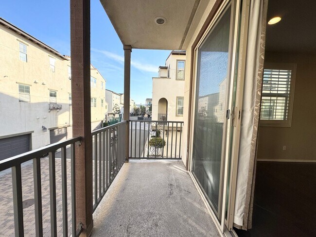 Building Photo - Newer Built Townhome with Solar in Gated Community! Pet-Friendly!