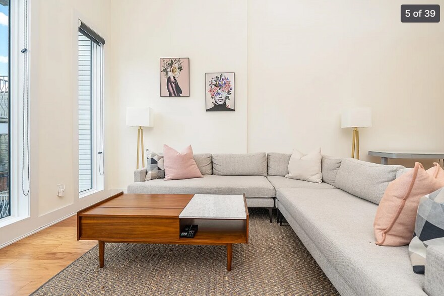 Building Photo - 209 Hutton St