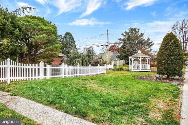 Building Photo - 117 E Maplewood Ave