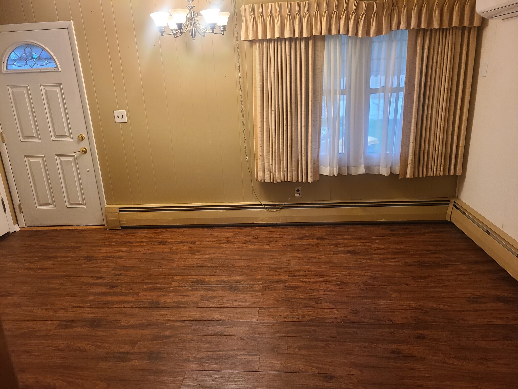 Living room - 908 West Ave