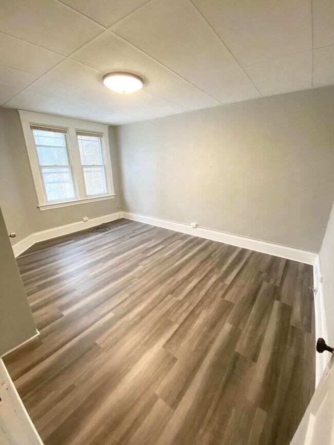 Building Photo - Newly Renovated 4 Bedroom, 1.5 Bathroom in...